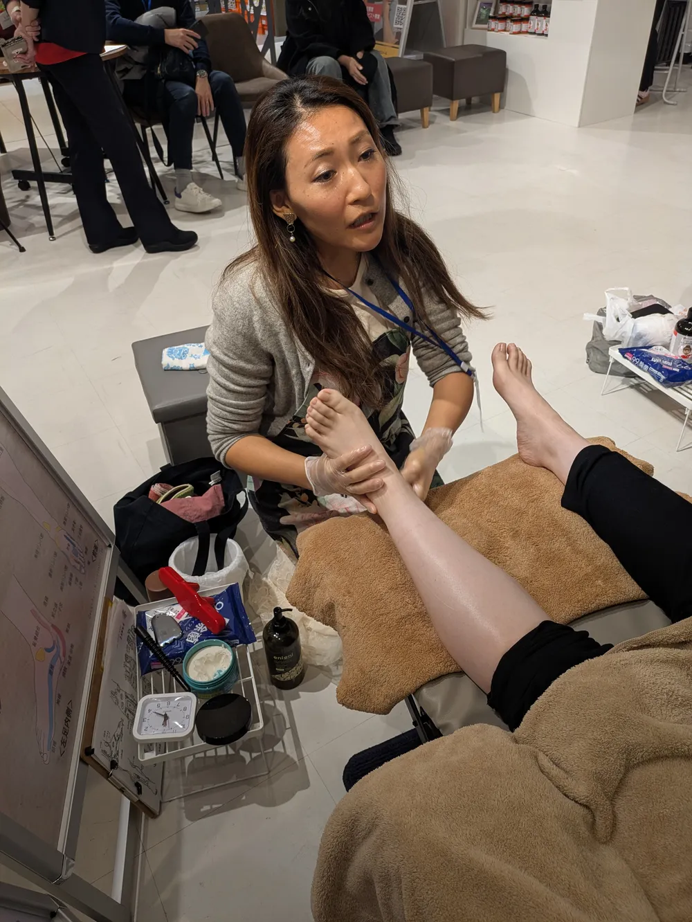 第1回大会、審査員に話しかけながら施術するセラピスト