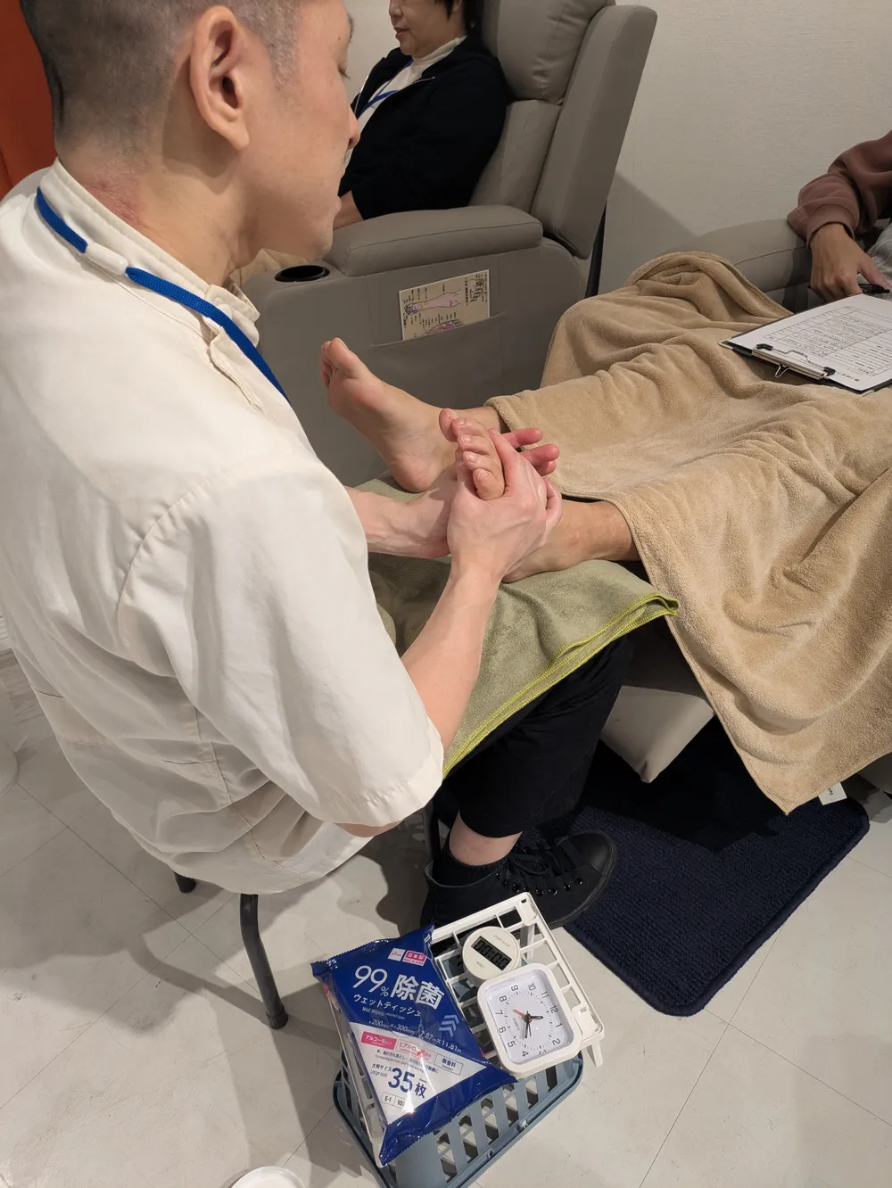 第1回大会、足裏を施術するセラピスト